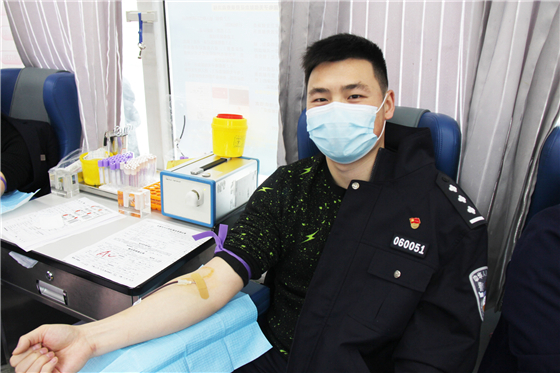 人民警察一心為民，捋袖捐血鐵血柔情——安康市公安局積極開展冬季獻(xiàn)血活動