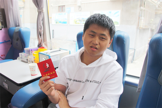 青春熱血匯聚點(diǎn)滴愛(ài)心 無(wú)私奉獻(xiàn)相約美麗校園