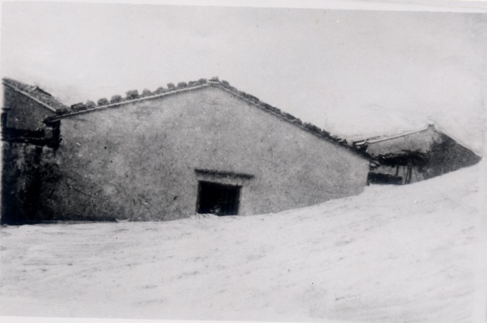 昔日的東山島風(fēng)沙掩埋部分村民村舍（資料照片）。
