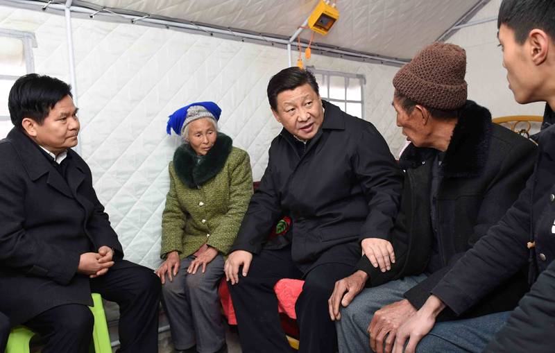 2015年1月19日，習(xí)近平總書記來到云南魯?shù)榭h小寨鎮(zhèn)甘家寨紅旗社區(qū)過渡安置點(diǎn)，看望受災(zāi)群眾甘正芬和她的老伴兒鄒體富。
