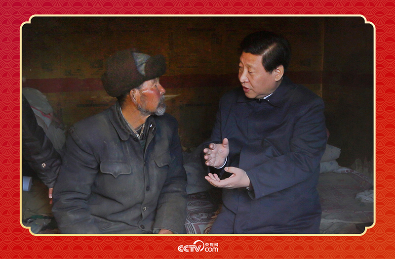 2013年2月3日，習(xí)近平總書記和甘肅省定西市渭源縣元古堆村八旬老黨員馬崗親切交談，了解當(dāng)?shù)厣a(chǎn)生活情況。