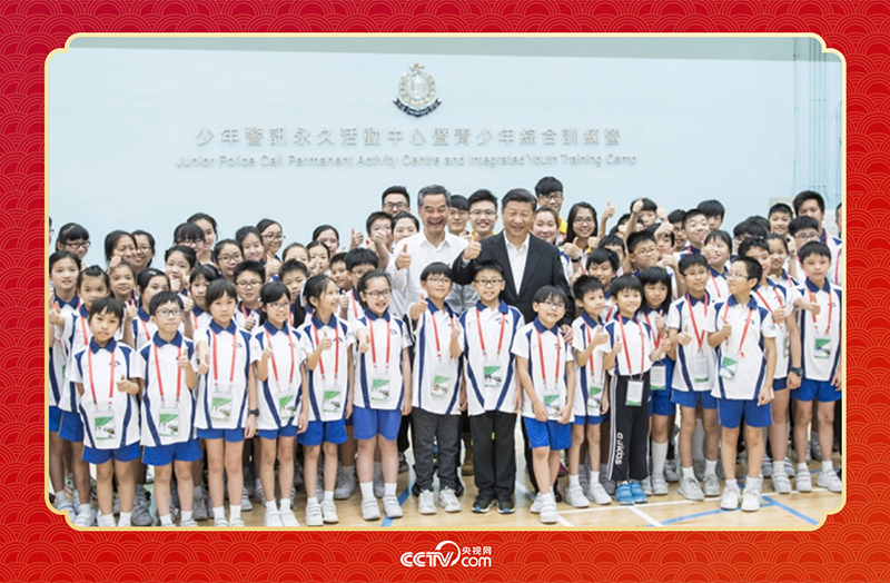 2017年6月30日上午，國家主席習(xí)近平來到香港少年警訊永久活動中心暨青少年綜合訓(xùn)練營考察，看望正在訓(xùn)練的香港青少年。這是習(xí)近平同少年警訊成員合影。