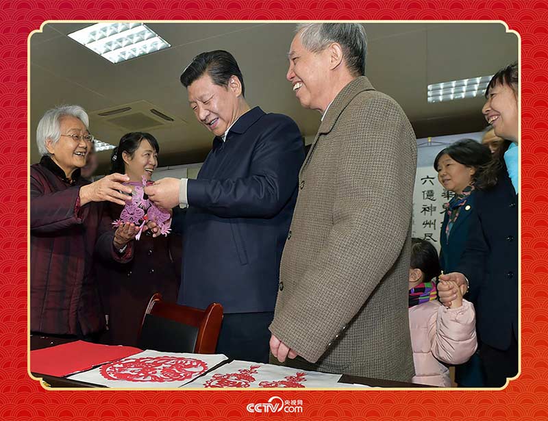 2015年2月15日，習(xí)近平在西安市雁塔區(qū)電子城街道二〇五所社區(qū)服務(wù)中心欣賞社區(qū)居民的剪紙作品。