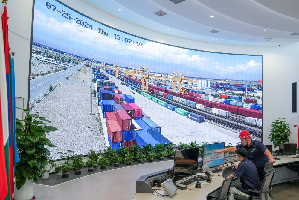 △ 在中哈（連云港）物流合作基地，工作人員通過“中哈物流場站”信息化跟蹤系統(tǒng)查看集裝箱運輸情況（2024年7月25日攝）。
