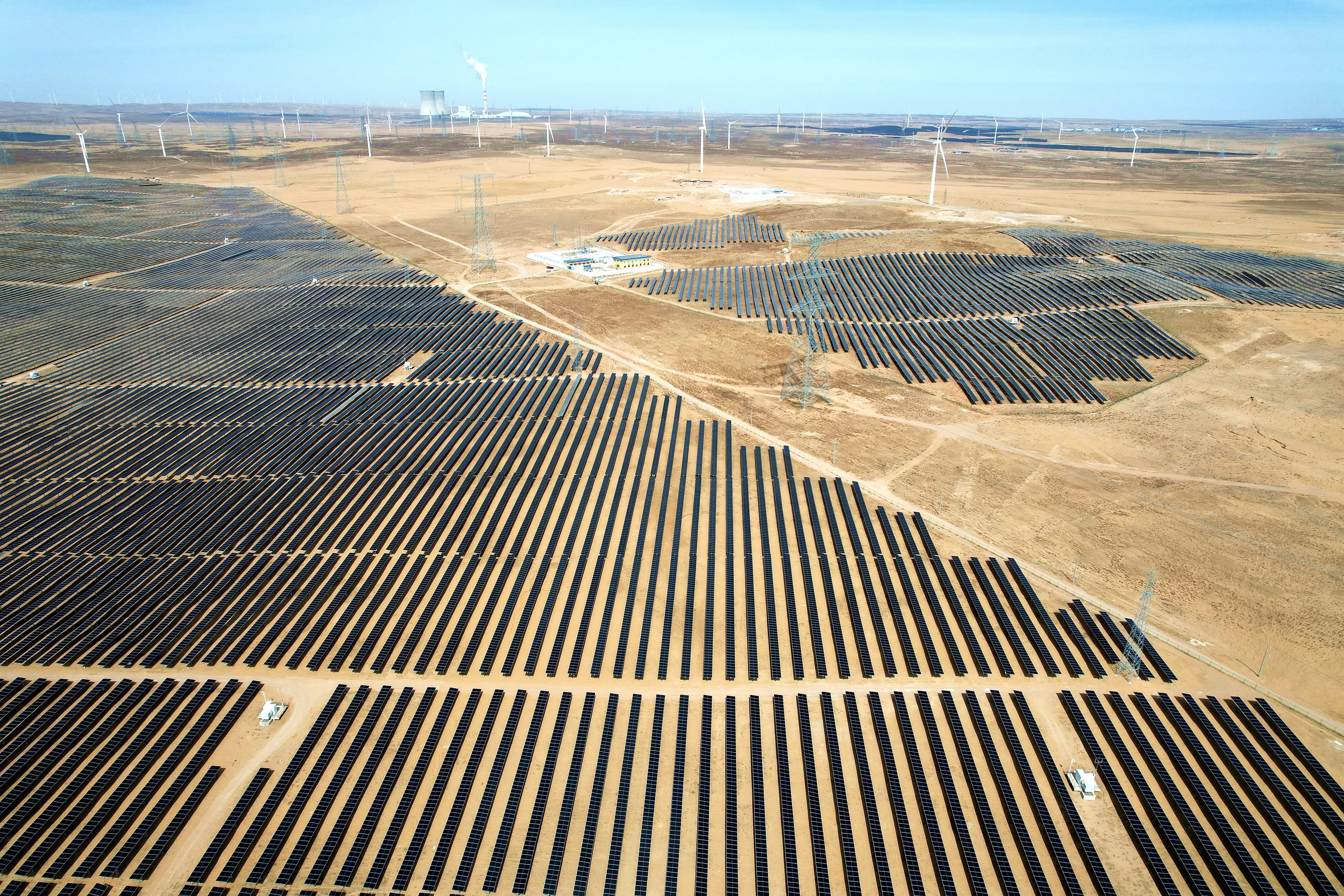 2026年3月18日，寧夏銀川，在靈武市白土崗鄉(xiāng)的一處光伏產業(yè)基地，成片的太陽能光伏板匯成一片“藍色海洋”。