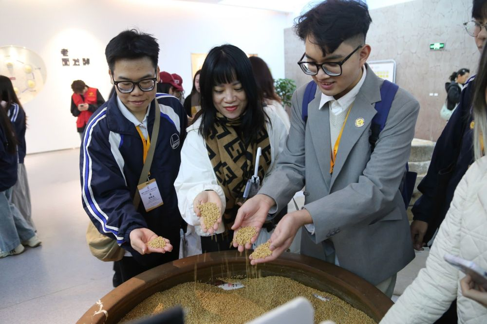 2026年3月30日，參加“紅色研學(xué)之旅”的越南青年在河北參觀新農(nóng)村建設(shè)。