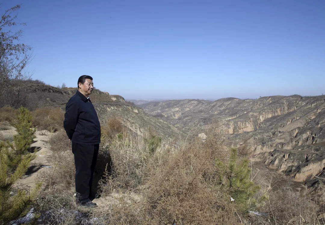 2015年2月13日，習(xí)近平回到陜西省延安市延川縣文安驛鎮(zhèn)梁家河村看望父老鄉(xiāng)親。在一段山路上，他停了下來，舉目凝望。