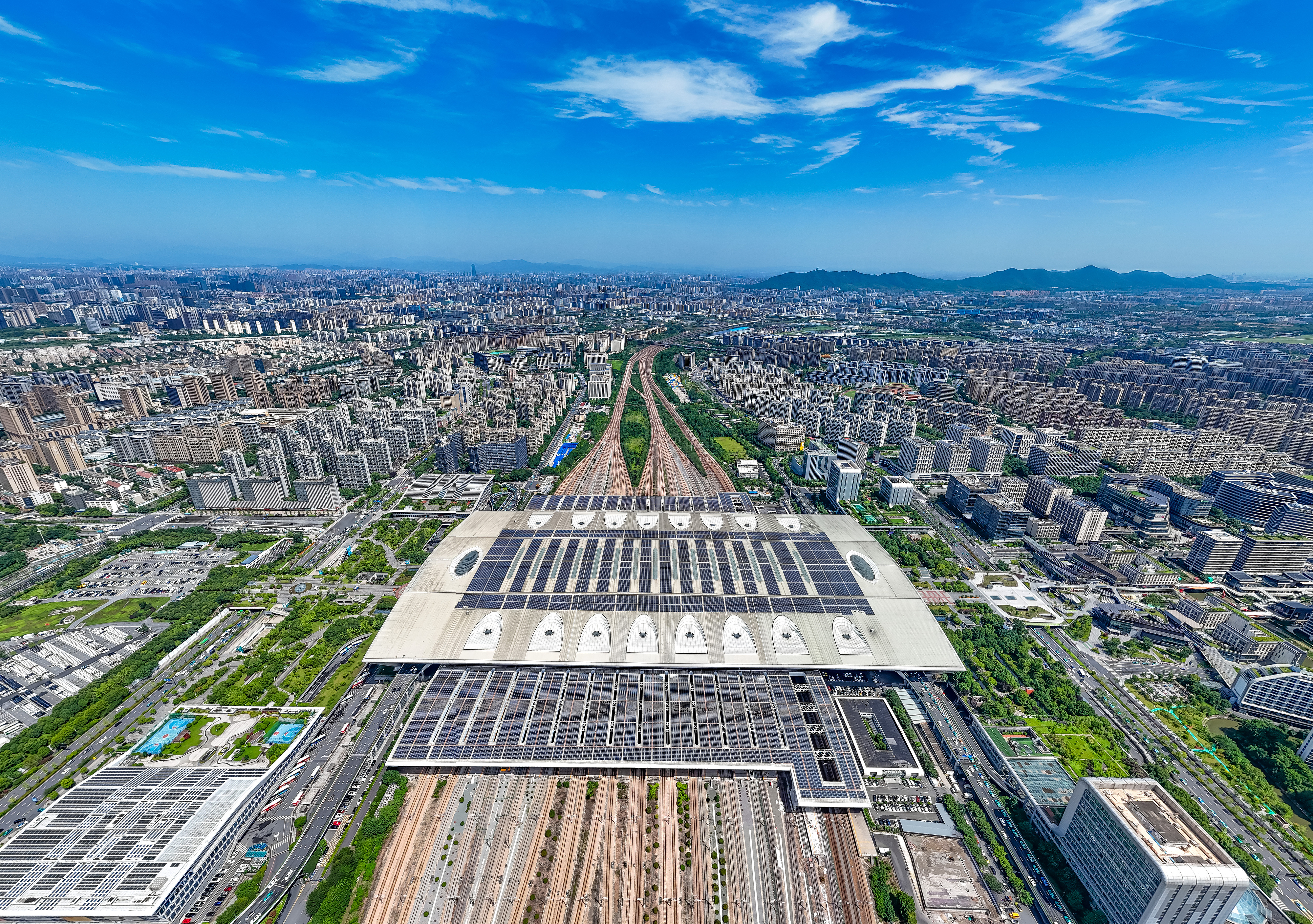2025年10月29日，浙江杭州，航拍杭州東站站房屋頂及南北雨棚光伏發(fā)電方陣。