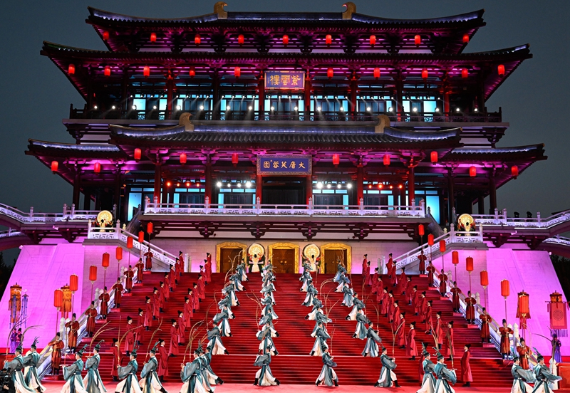 這是2023年5月18日在陜西省西安市大唐芙蓉園拍攝的中國(guó)—中亞峰會(huì)歡迎儀式。