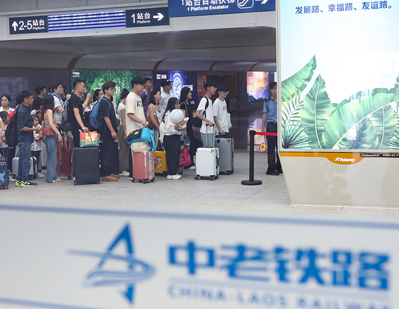 在云南景洪市的中老鐵路西雙版納站，旅客有序進(jìn)入站臺(tái)乘車（2023年10月5日攝）。